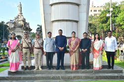 Dignitaries including Chief Minister Devendra Fadnavis pay tribute to the martyrs